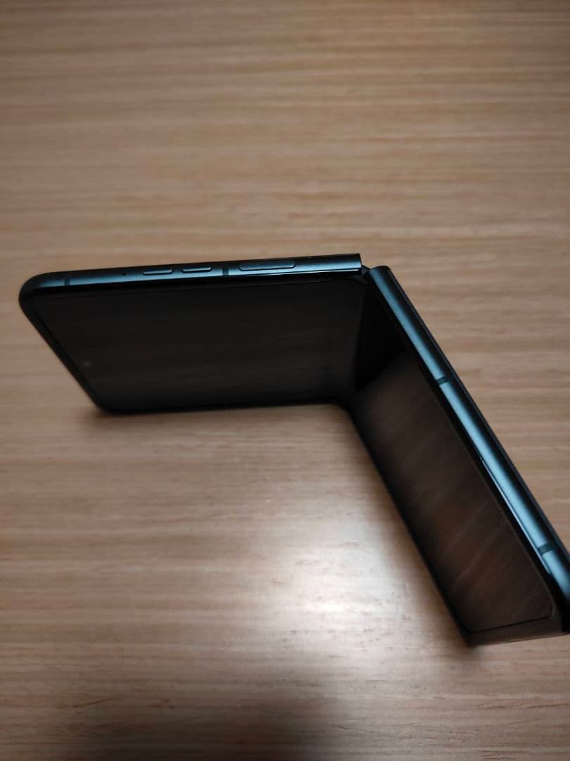 motorola razr 50s　折りたたみ式スマートフォン 本体