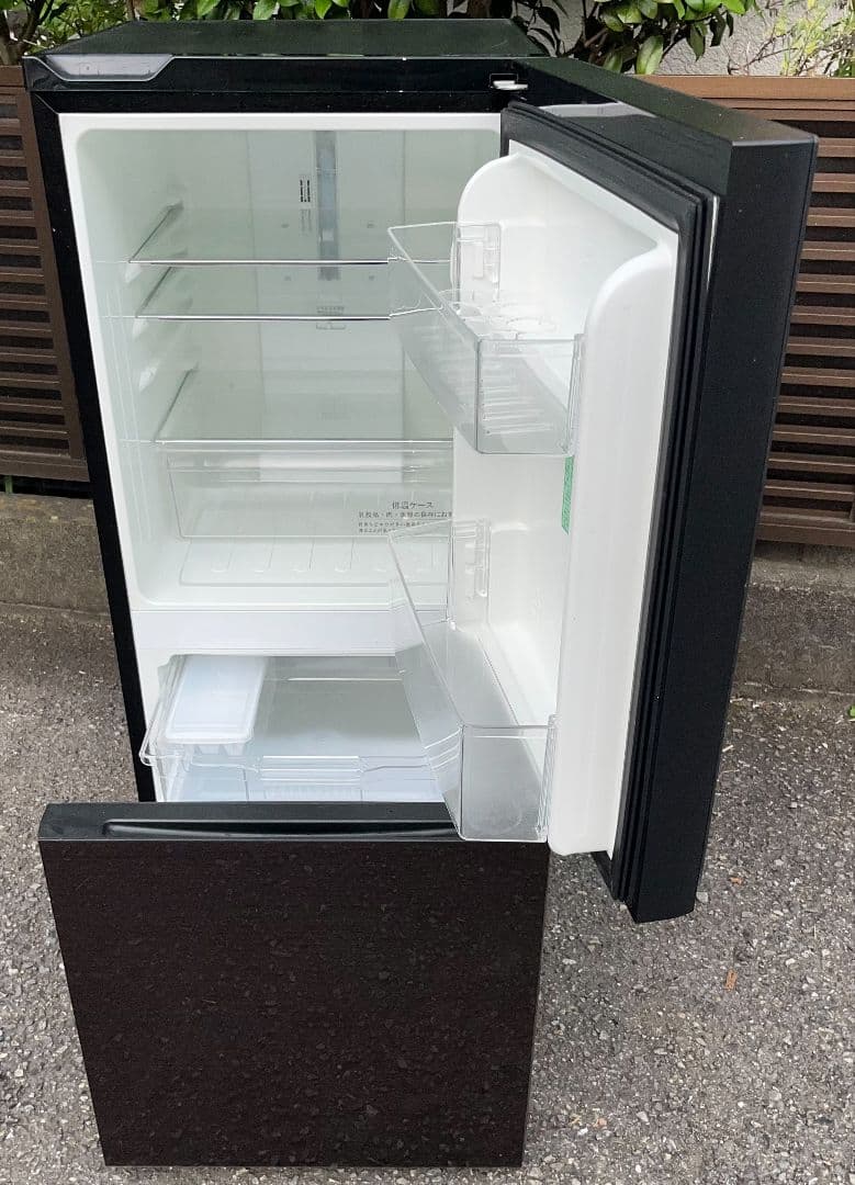 ハイセンス冷凍冷蔵庫　134L 横縞模様　LED照明自動霜取り機能付き　21年製