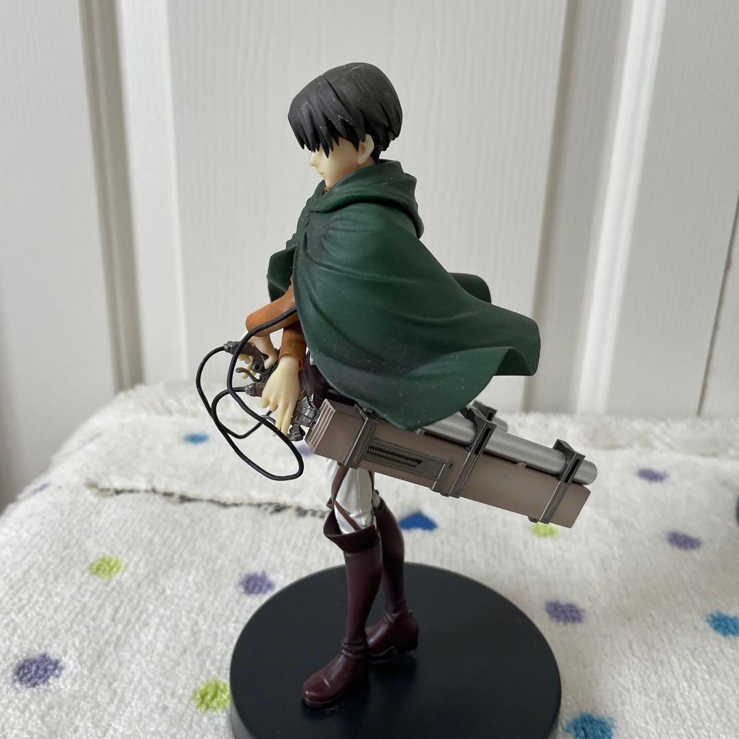 進撃の巨人リヴァイフィギュア 3体セット バラ売り可能 - メルカリ