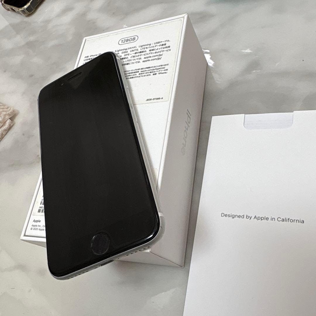 美品　iPhoneSE 128 SIMフリー　ホワイト　付属品全てついてます