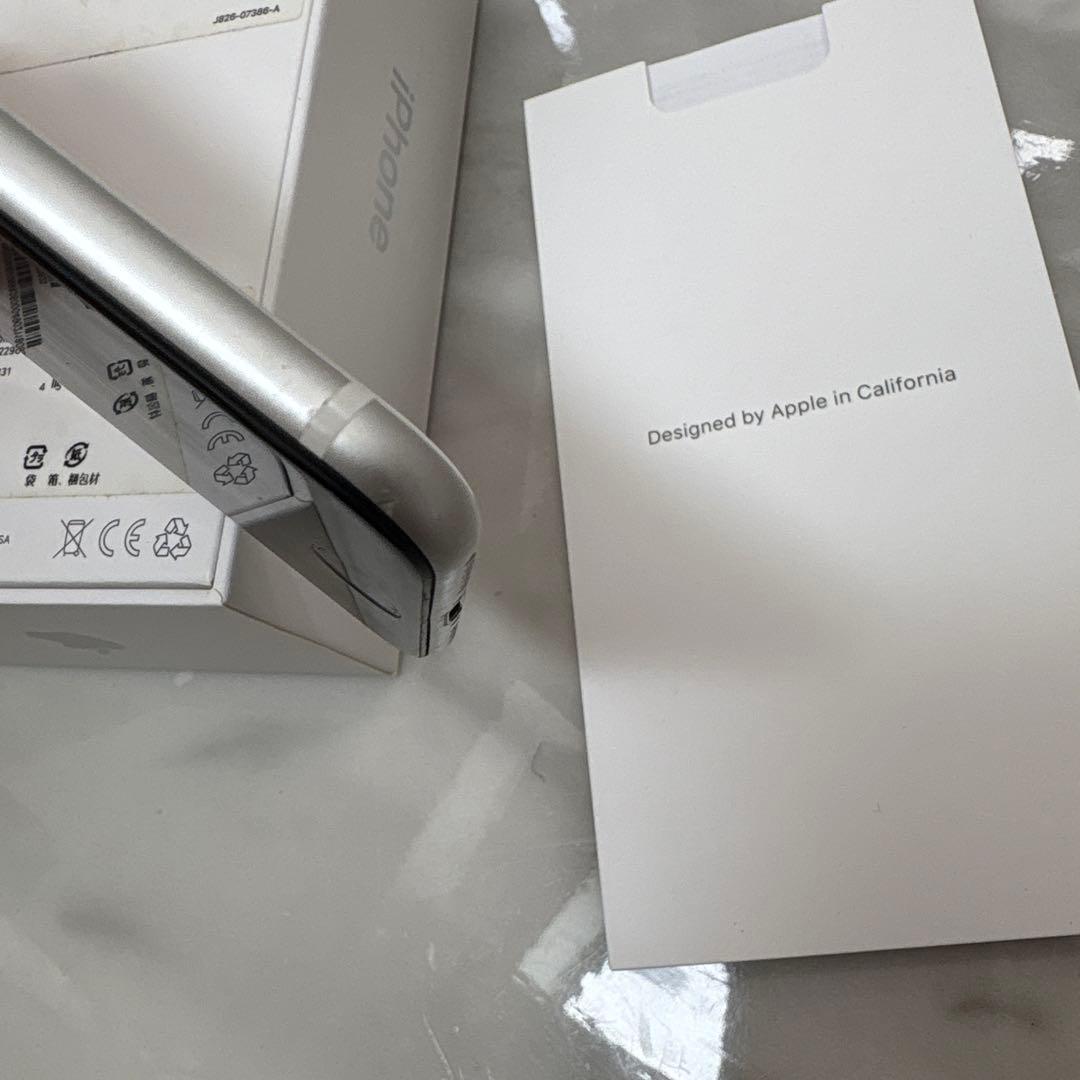 美品　iPhoneSE 128 SIMフリー　ホワイト　付属品全てついてます