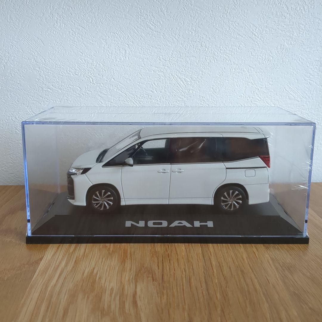 TOYOTA ノア ミニカー ホワイトパールクリスタルシャイン ☆値下げしま
