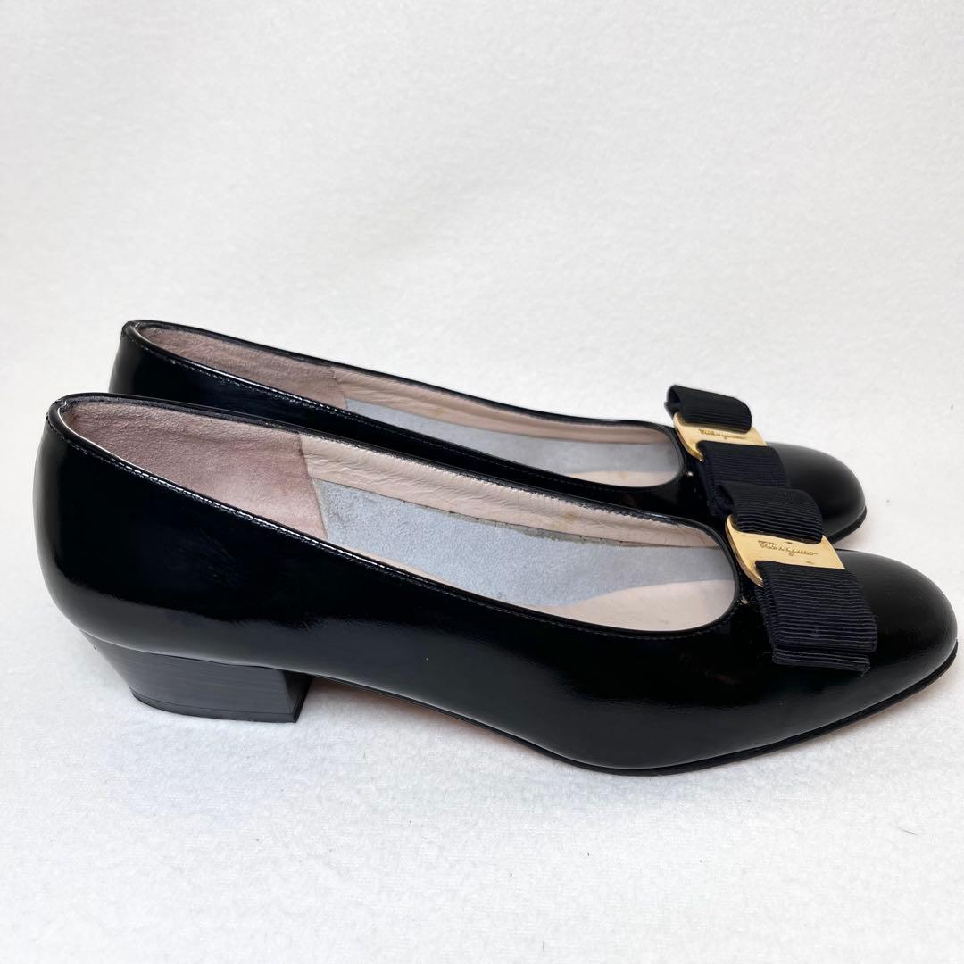 ☆美品☆ フェラガモ ゴールド金具 ヴァラ リボン パンプス ブラック