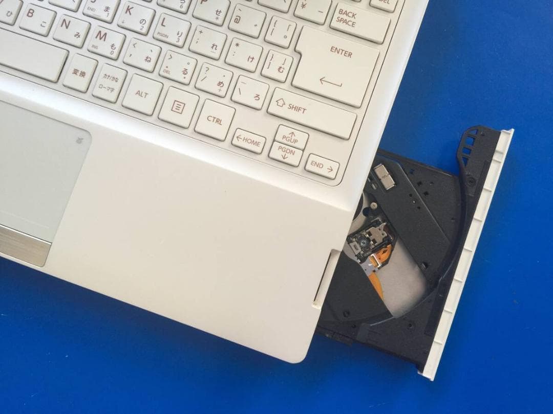 東芝 dynabook R73/PWQ　コンパクト　ノートパソコン