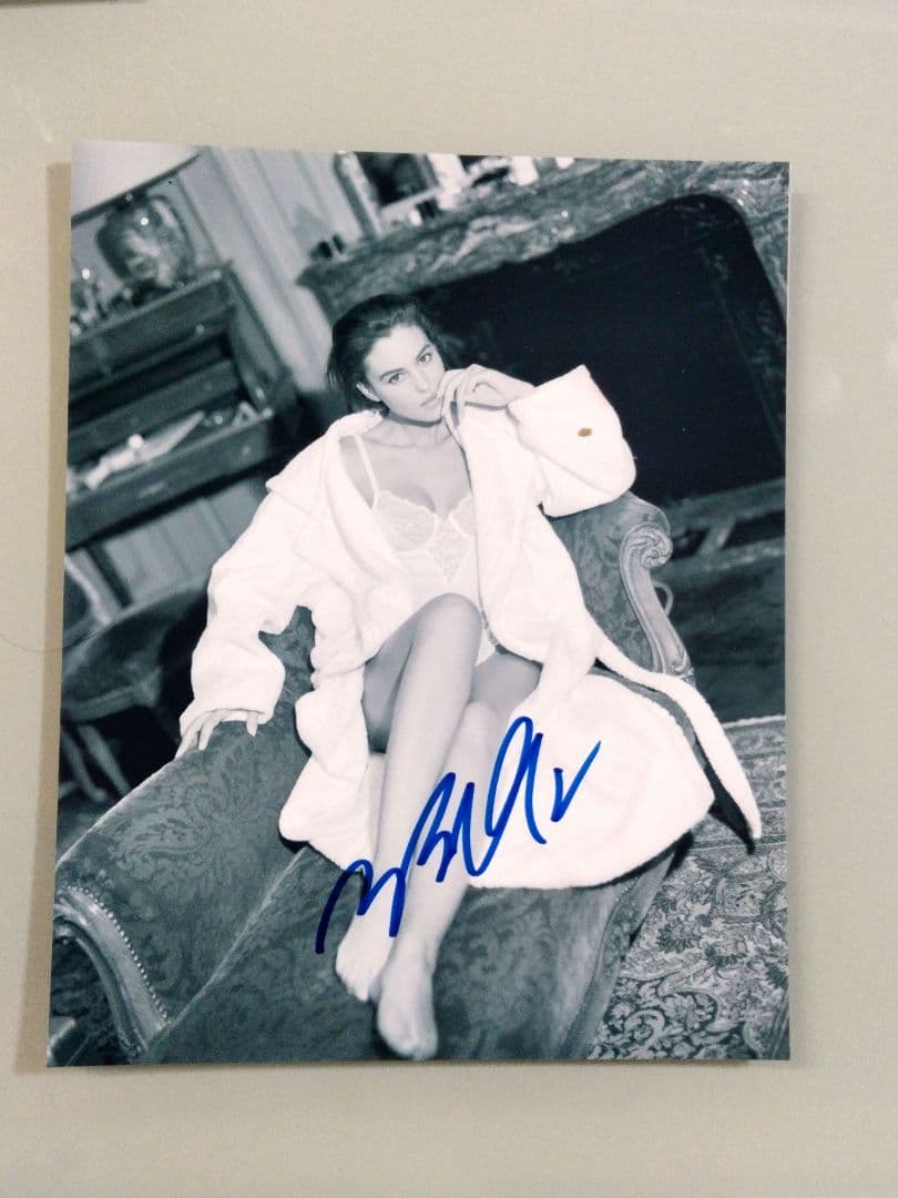 モニカ・ベルッチ直筆サイン入り大型写真…Monica Bellucci - メルカリ