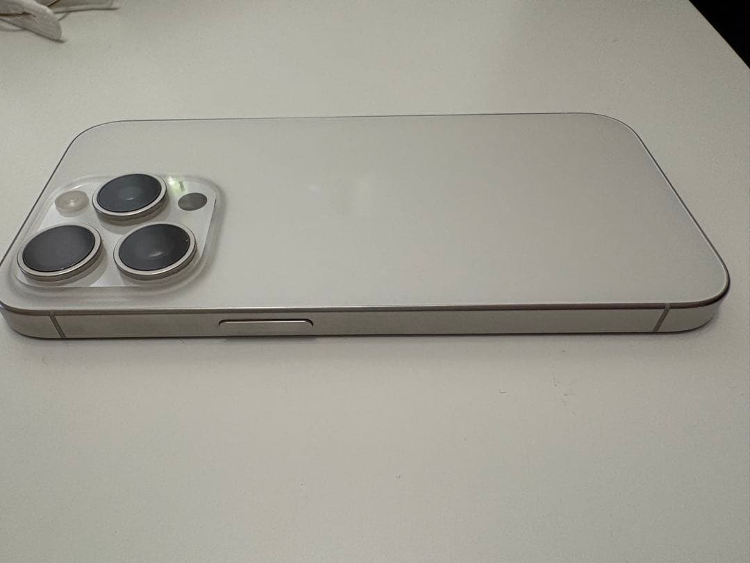 【値下】iPhone 15 Pro ホワイトチタニウム 純正MagSafeケース