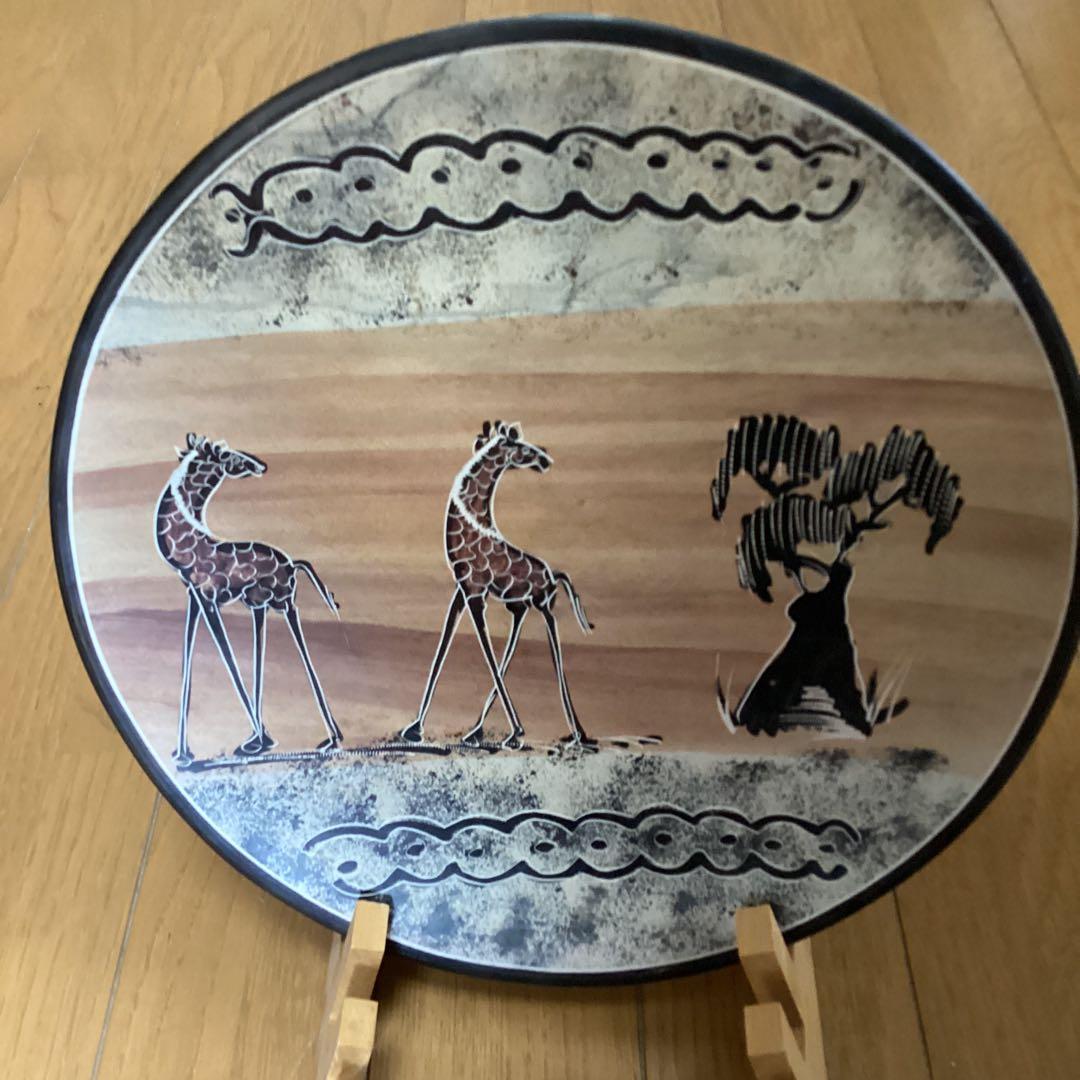 アフリカ　ケニアのソープストーン絵皿　二枚　《キリン・マサイ族》　手造り絵皿