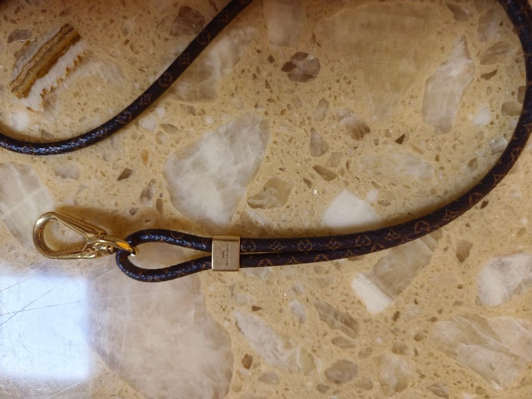 LOUIS VUITTON スマホケース　ストラップ