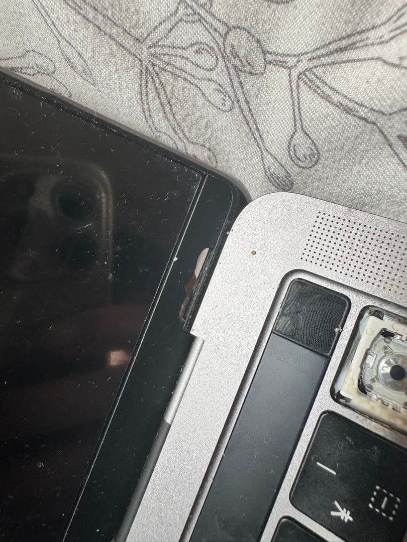 MacBookPro2019 シルバー 液晶故障・キー外れあり