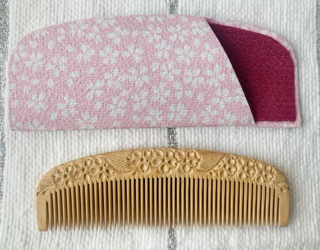 新品未使用⭐︎ つげ櫛工房 辻忠商店 彫花櫛 上彫 桜 さつまつげ 箱・ケース付き 彫花櫛（小） さつまつげ - つげ櫛工房 辻忠商店 オンラインショップ