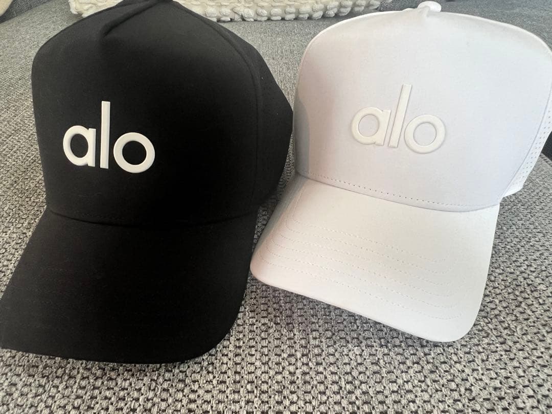 [美品] alo メッシュキャップ 黒 白 2色セット 国内送関税込】alo District Trucker Hat メッシュ キャップ (ALO Yoga