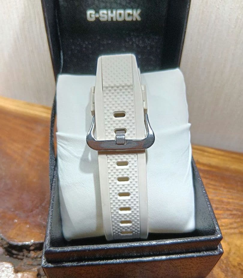 カシオ　G-SHOCK GST-W300 -7AJF　ホワイト　箱ごとメルカリ便