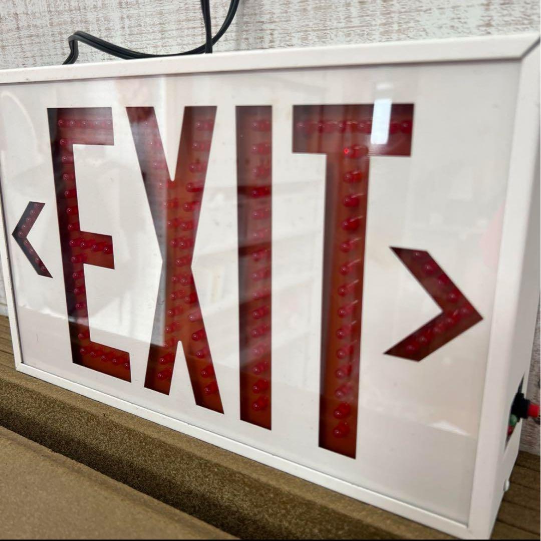 米軍放出 EXIT LEDサインプレート 非常口 看板 - メルカリ