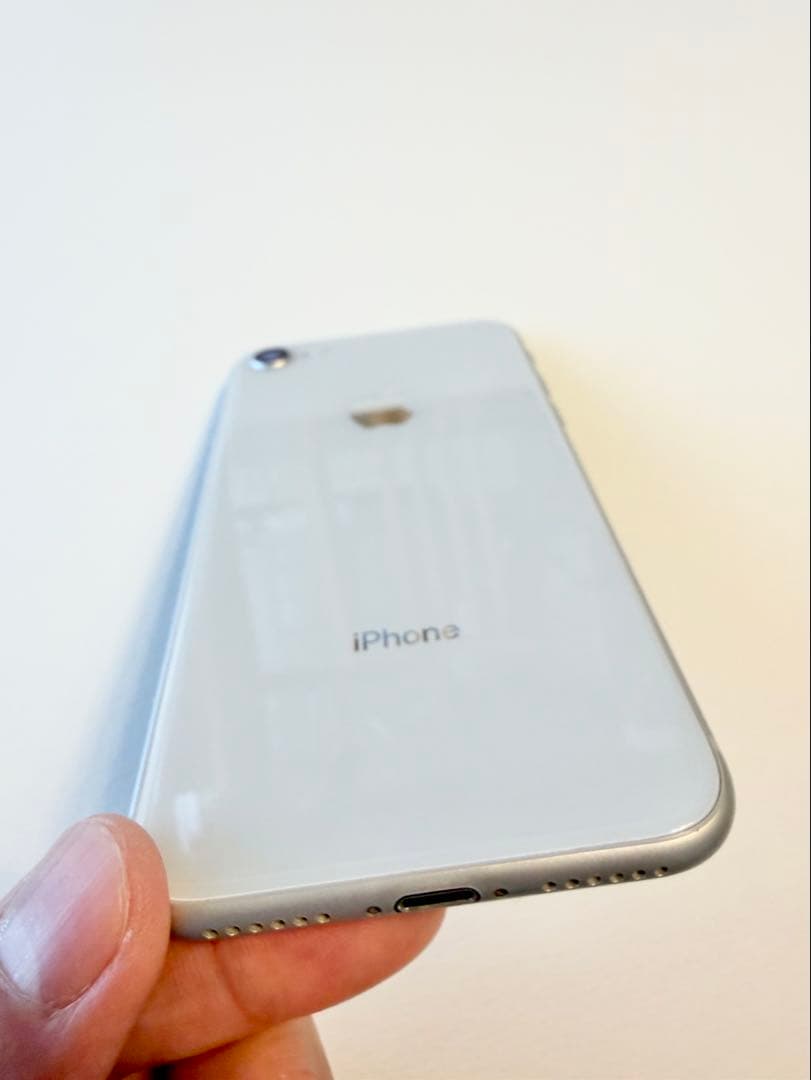 美品】iPhone8 シルバー 64GB SIMフリー バッテリー86%