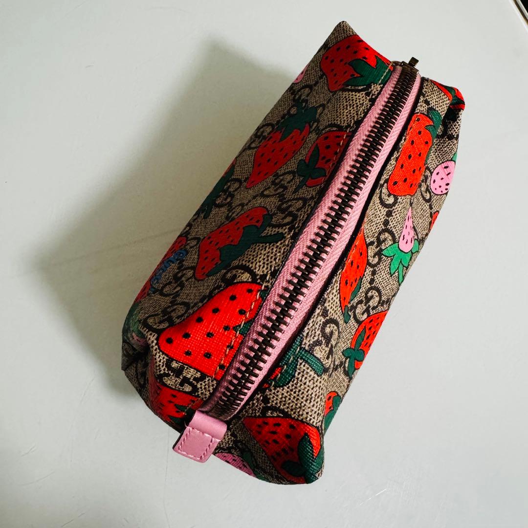 希少 GUCCI イチゴ柄 ポーチ GGスプリーム ストロベリー 化粧ポーチ