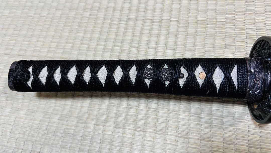 模造刀 雲龍拵え 互の目刃文 石目鞘 透かし鍔 大刀 黒