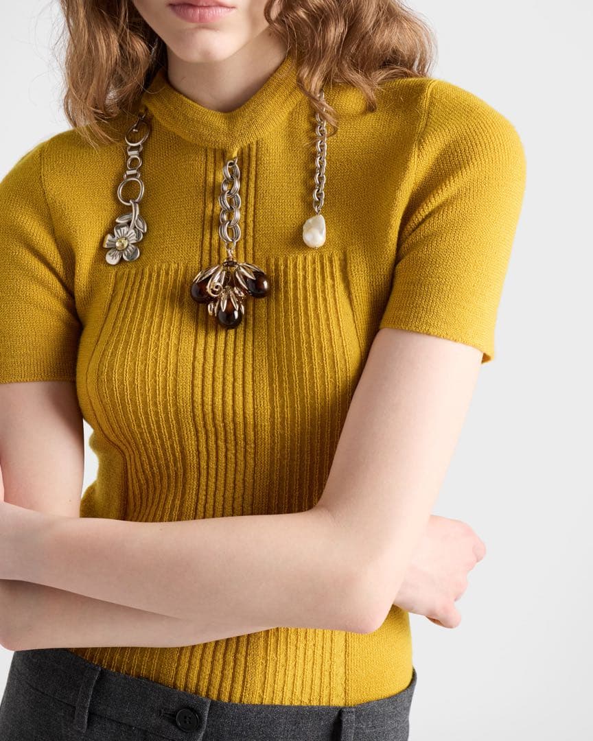 プラダ 正規品 ペンダント付きイエローニット ファッションショー