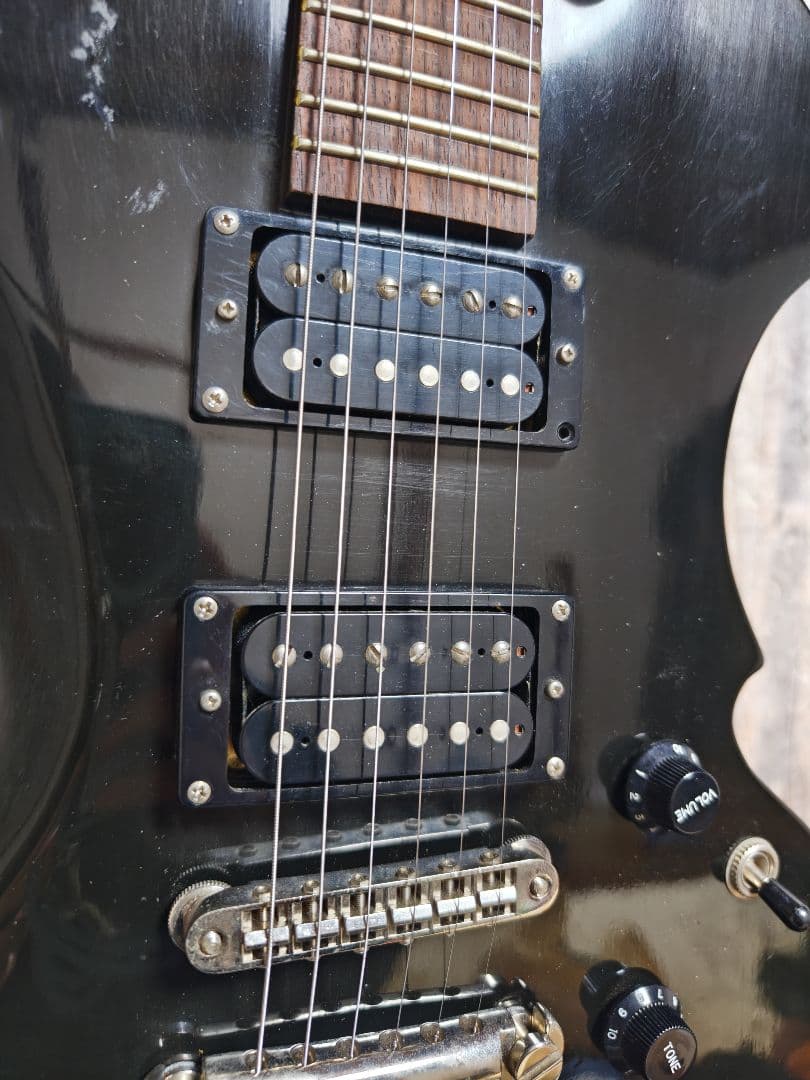 ユニークデザイン ブラックエレキギター ノーブランド ジャンク