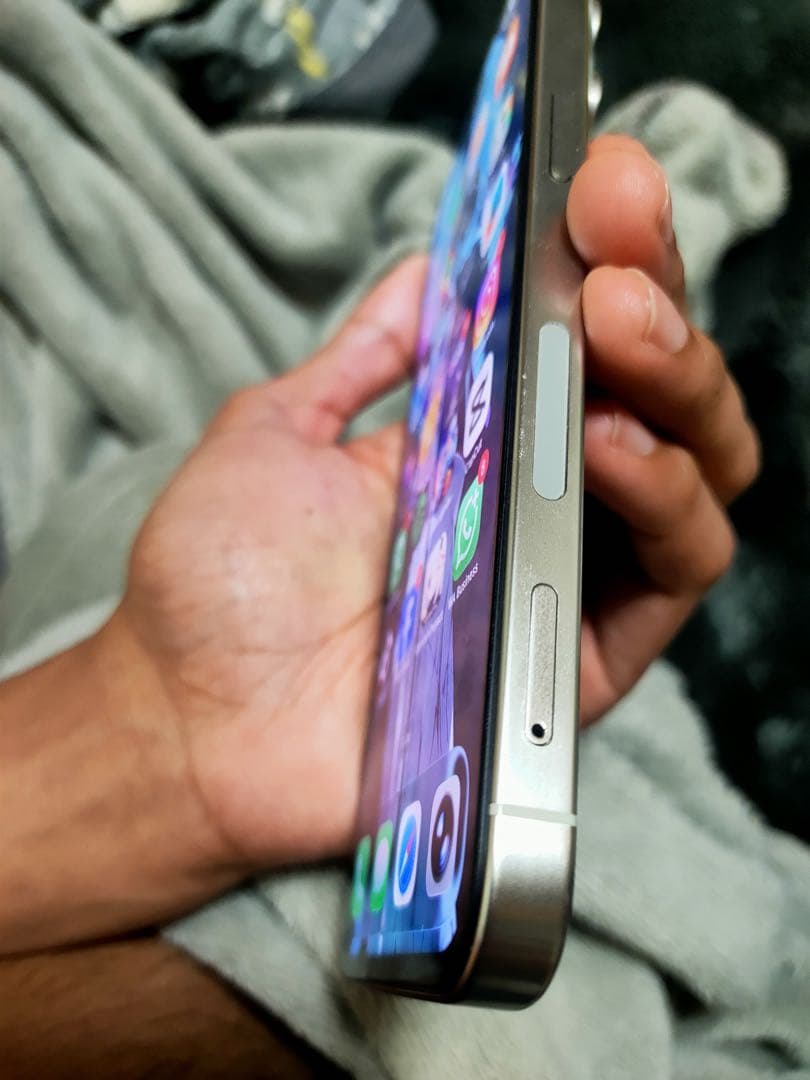 iPhone 本体 15 ProMax 256 GB バッテリー94% サイクル