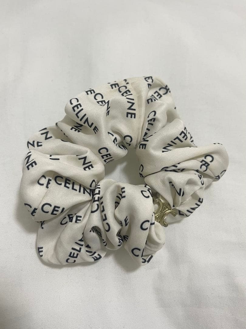 CELINE ロゴ入り シュシュ ホワイト CELINE - 大人気！CELINE ロゴ シュシュ ホワイトの通販 by いもこ's