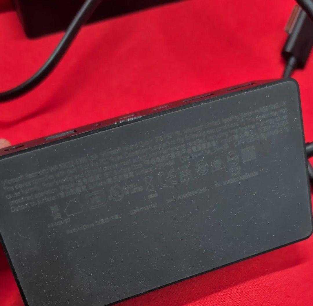 Microsoft Surface Dock2 と ACアダプター 199W