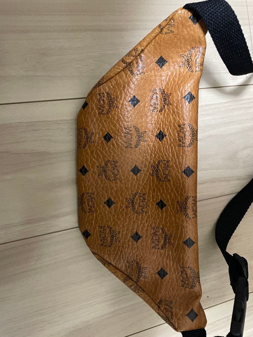 mcm ロゴプリント ボディバッグ ブラウン - メルカリ
