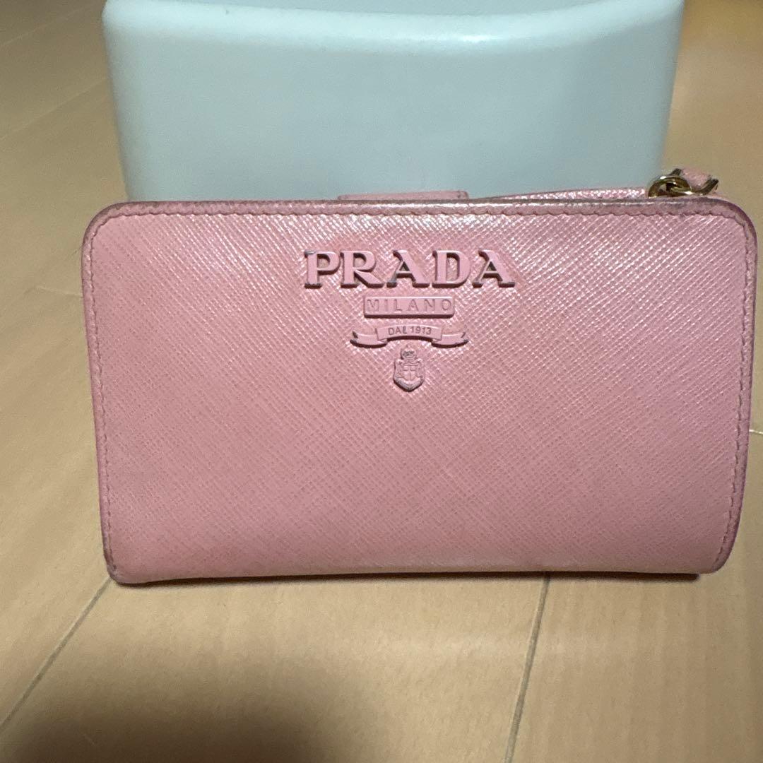 PRADA ピンク 二つ折り財布 サフィアーノレザー - メルカリ