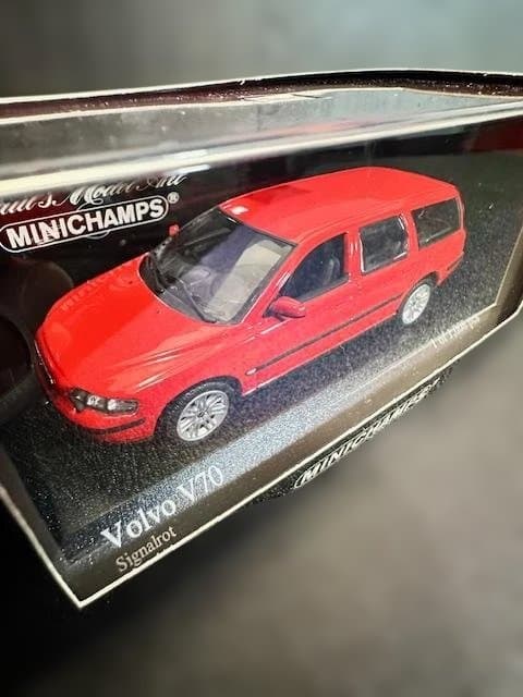 MINICHAMPS】 Volvo V70 （2000）赤 1/43 - メルカリ