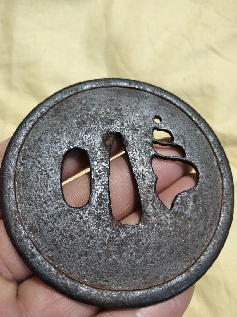 鉄鍔 鐔 (甲冑師 貝透かし) 室町時代〜江戸時代 古甲冑師 土手耳 極薄