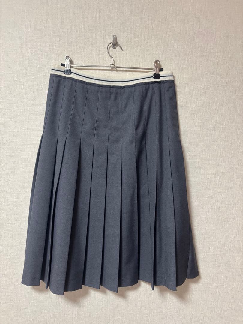 GROVEフロントロゴ プリーツスカートミディ丈 グレー