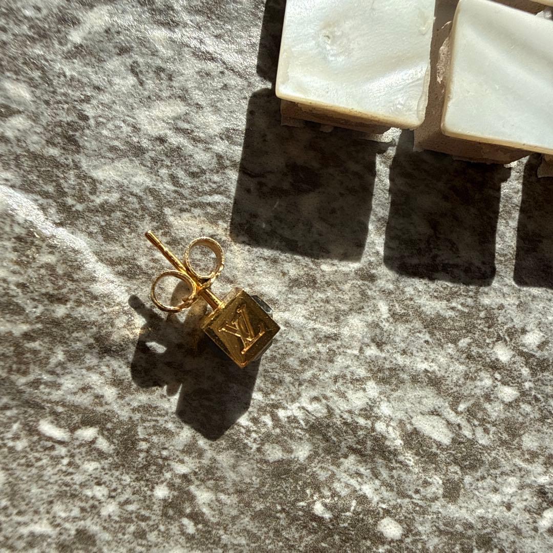 ルイ・ヴィトン クリスタル付きピアス(片耳のみ) - メルカリ