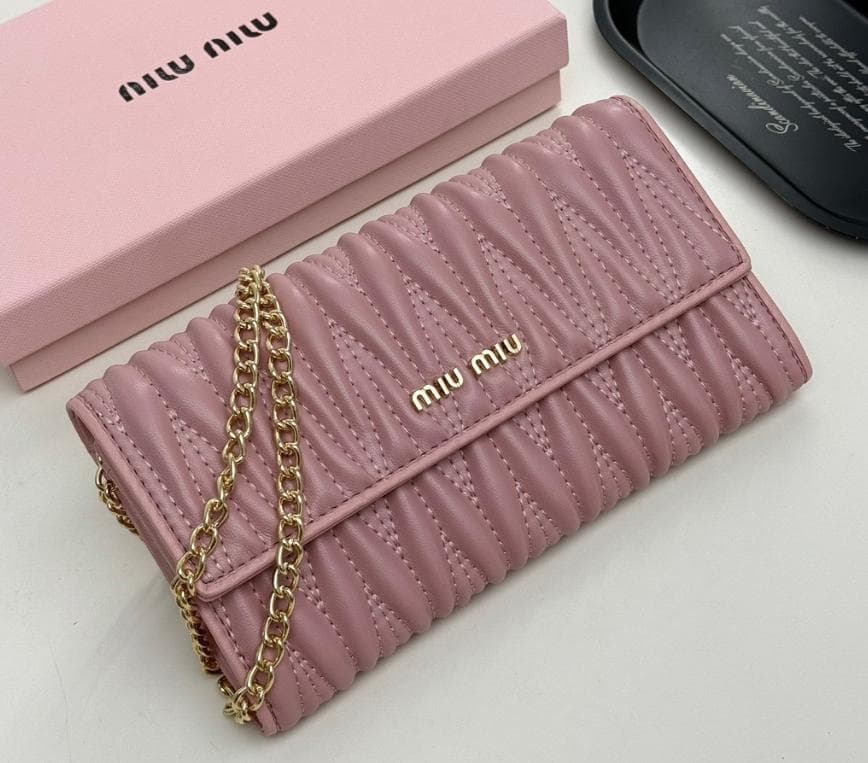 miu miu ピンク キルティング 財布 - メルカリ