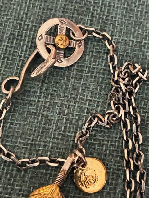 ゴローズ 上金金縄ターコイズ特大フェザー＋k18太陽中＋細角チェーン