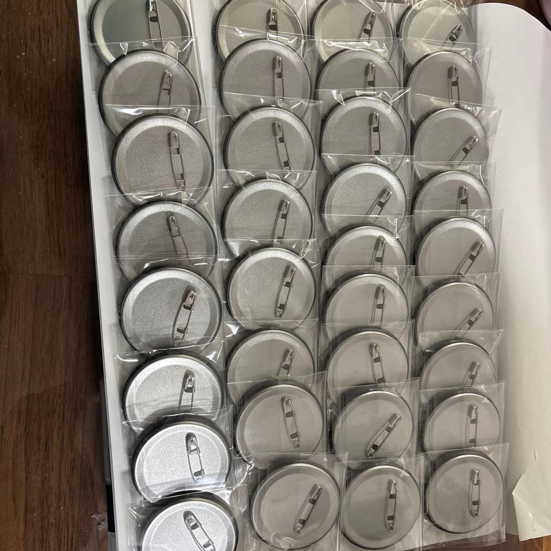 いれいす-hotoke-4周年デフォ缶バッジ - メルカリ