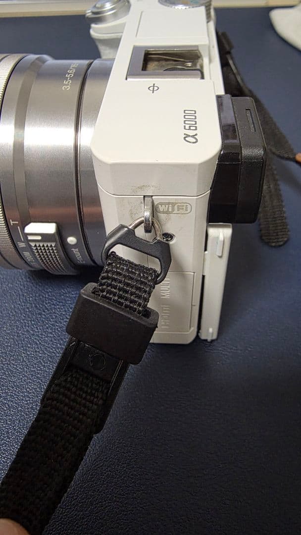 ソニー　α6000(ホワイト)（レンズ付き）（ケースおまけ）