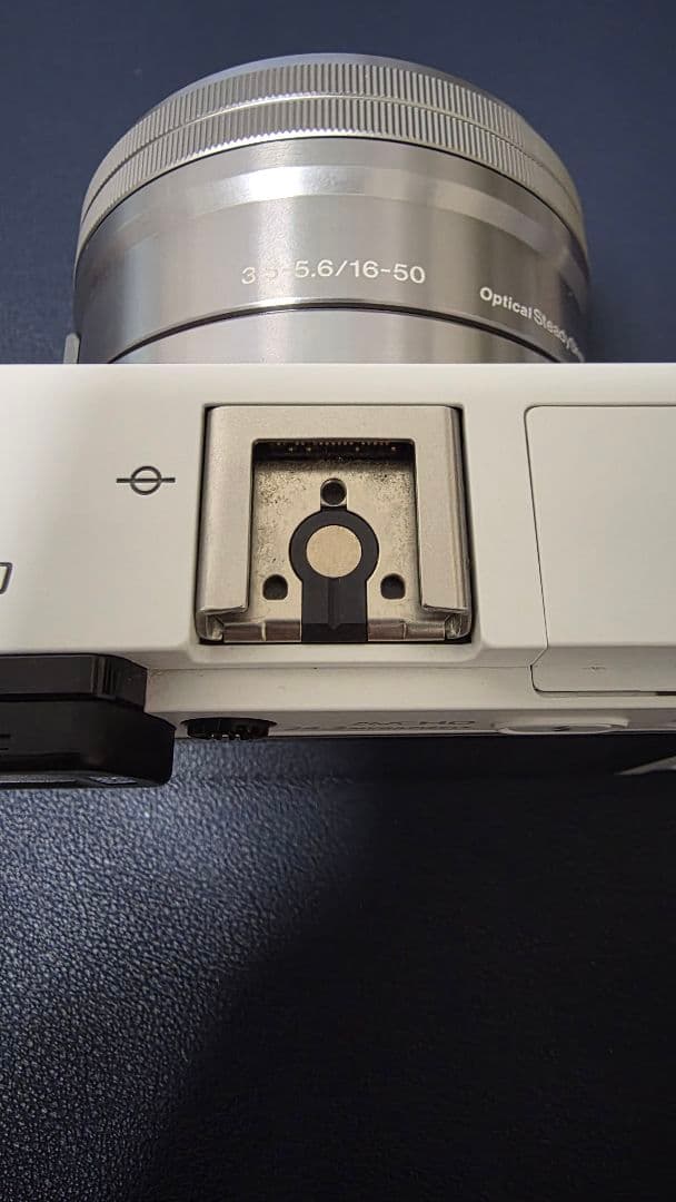 ソニー　α6000(ホワイト)（レンズ付き）（ケースおまけ）