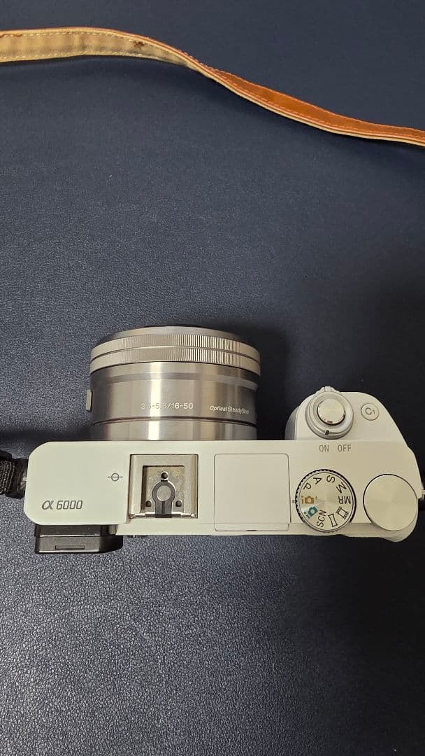 ソニー　α6000(ホワイト)（レンズ付き）（ケースおまけ）