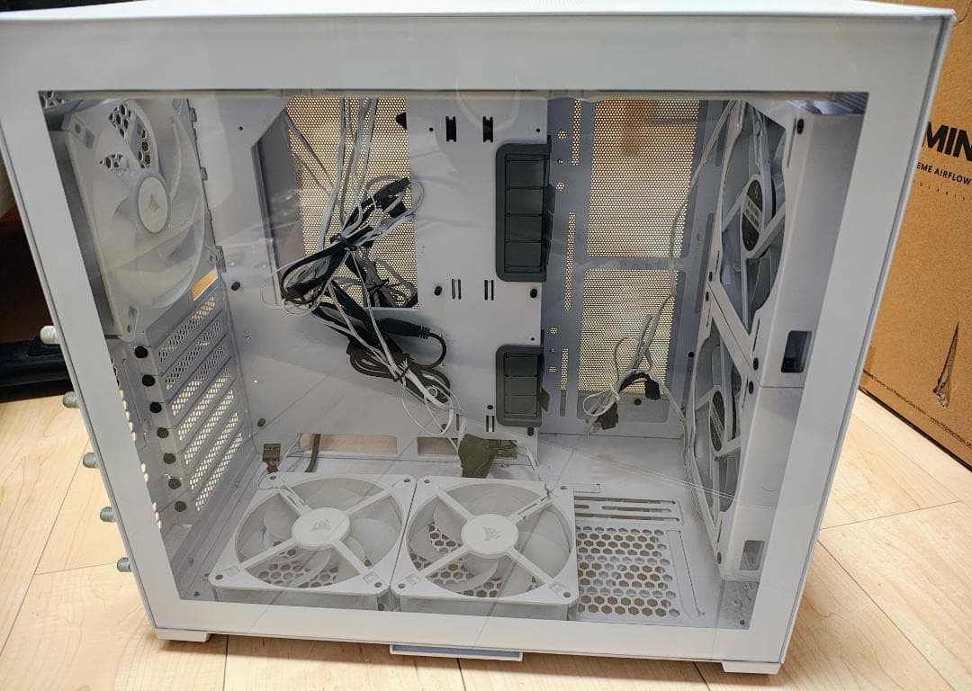 リアンリー「O11 AIR MINI」ホワイト・ファン８個付き