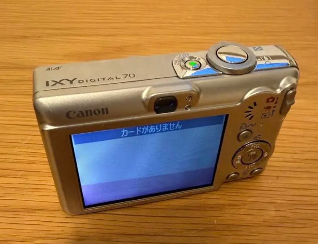 Canon IXY DIGITAL 70 本体と充電器