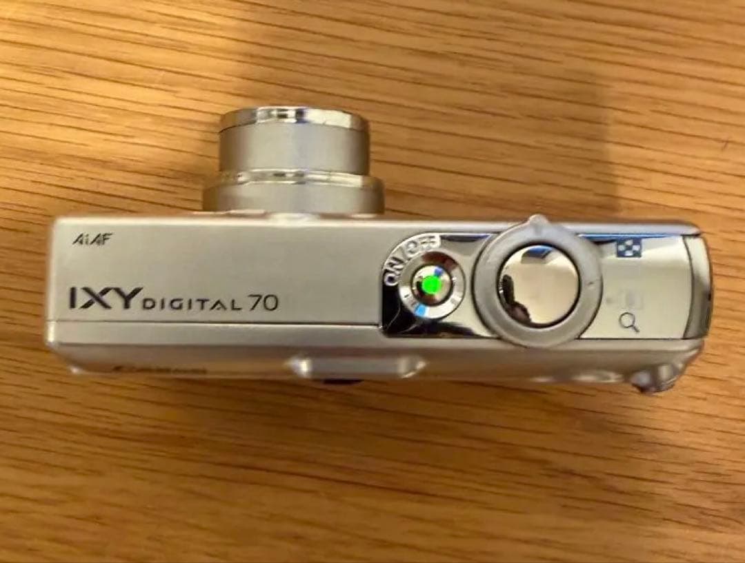 Canon IXY DIGITAL 70 本体と充電器