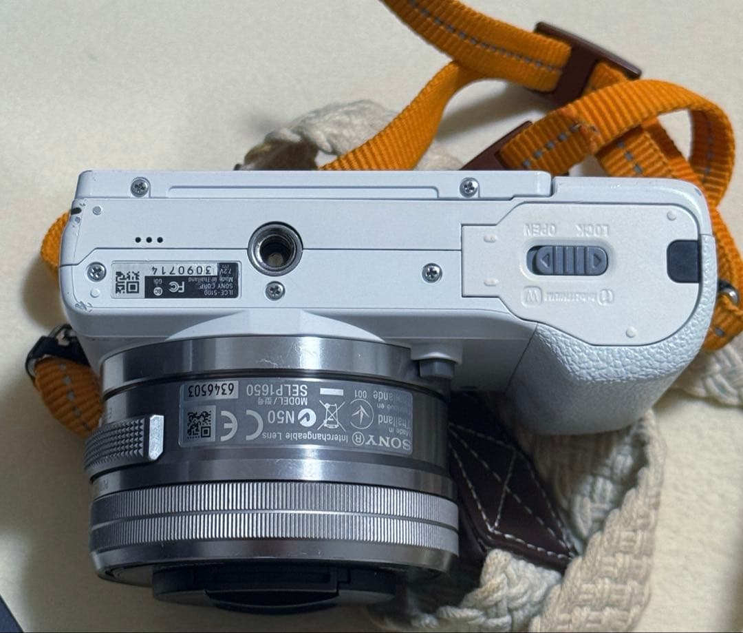 SONY α5100 ミラーレスカメラ ホワイト＋バッテリー