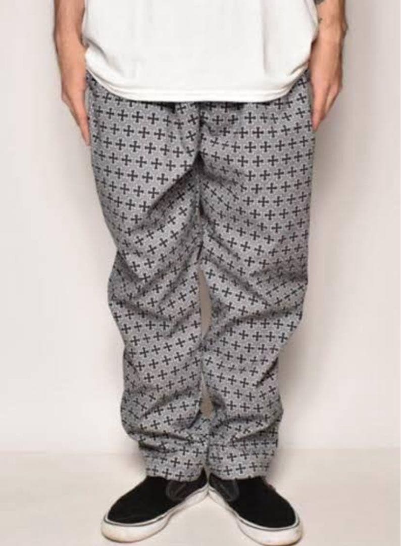 レア】us アス 三軒茶屋 イージーパンツ アイアンクロス グレー 総柄