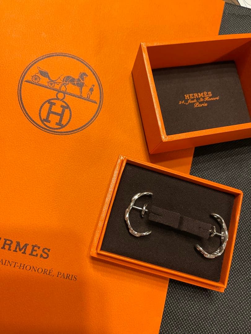 ひ*り様 HERMES シルバーチェーンピアス - メルカリ