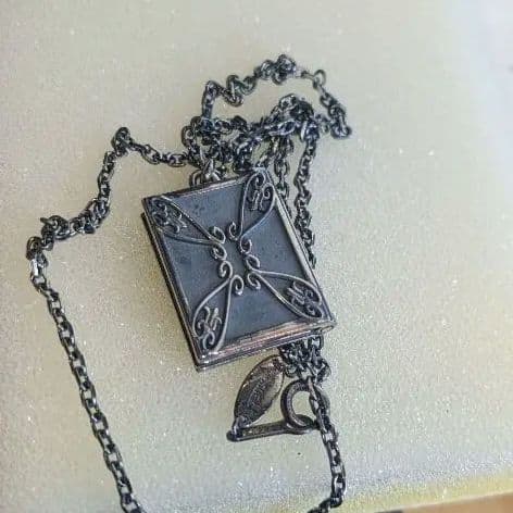 NieR Replicant/Gestalt シルバーロケットペンダント 白の書 - メルカリ