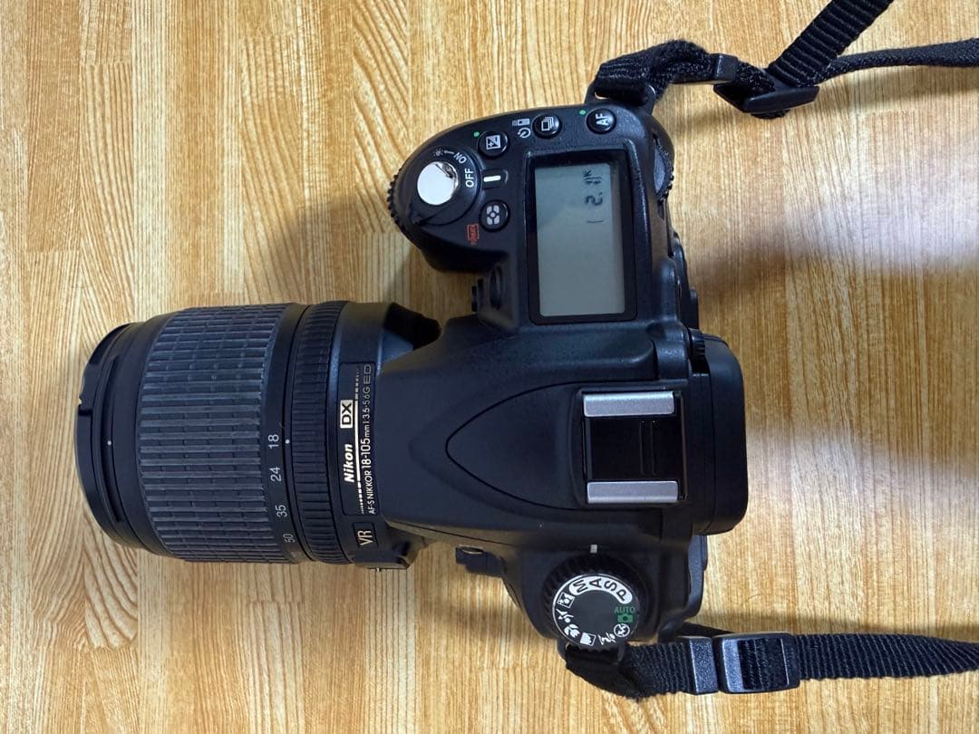 Nikonデジタル一眼レフカメラ、Nikonレンズ付き、液晶ディスプレイ搭載。