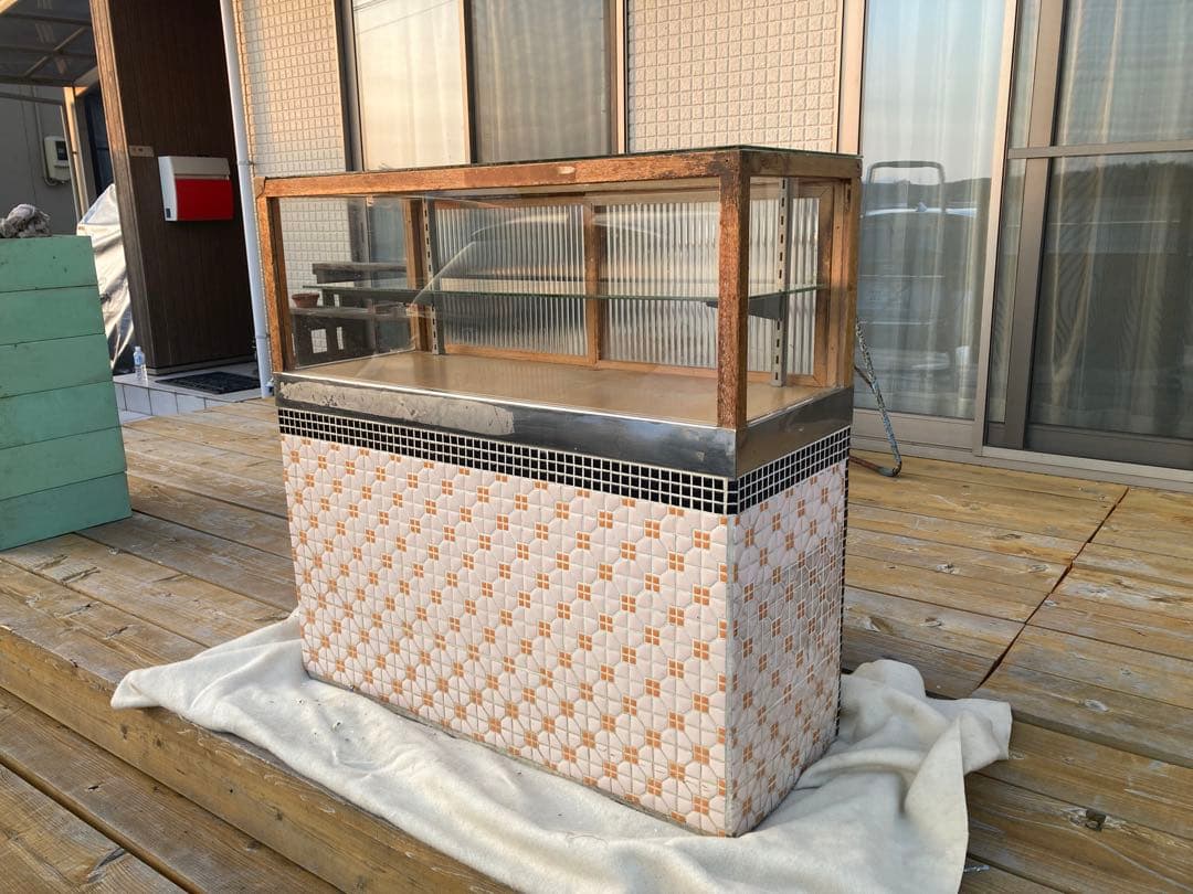 昭和レトロ　たばこ屋ガラスショーケース　タイル貼り、背面ガラス引戸　中棚1段 珍品 昭和レトロなたばこ屋さんショーケース 1960年代 古録展 【配送