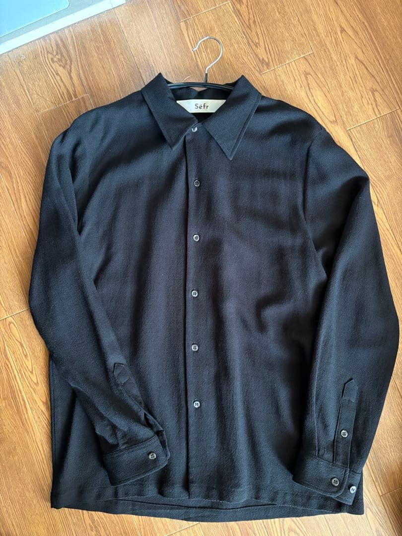 Séfr 黒 長袖シャツ バックプリーツ Séfr 黒 長袖シャツ バックプリーツ Séfr 黒 長袖シャツ バックプリーツ