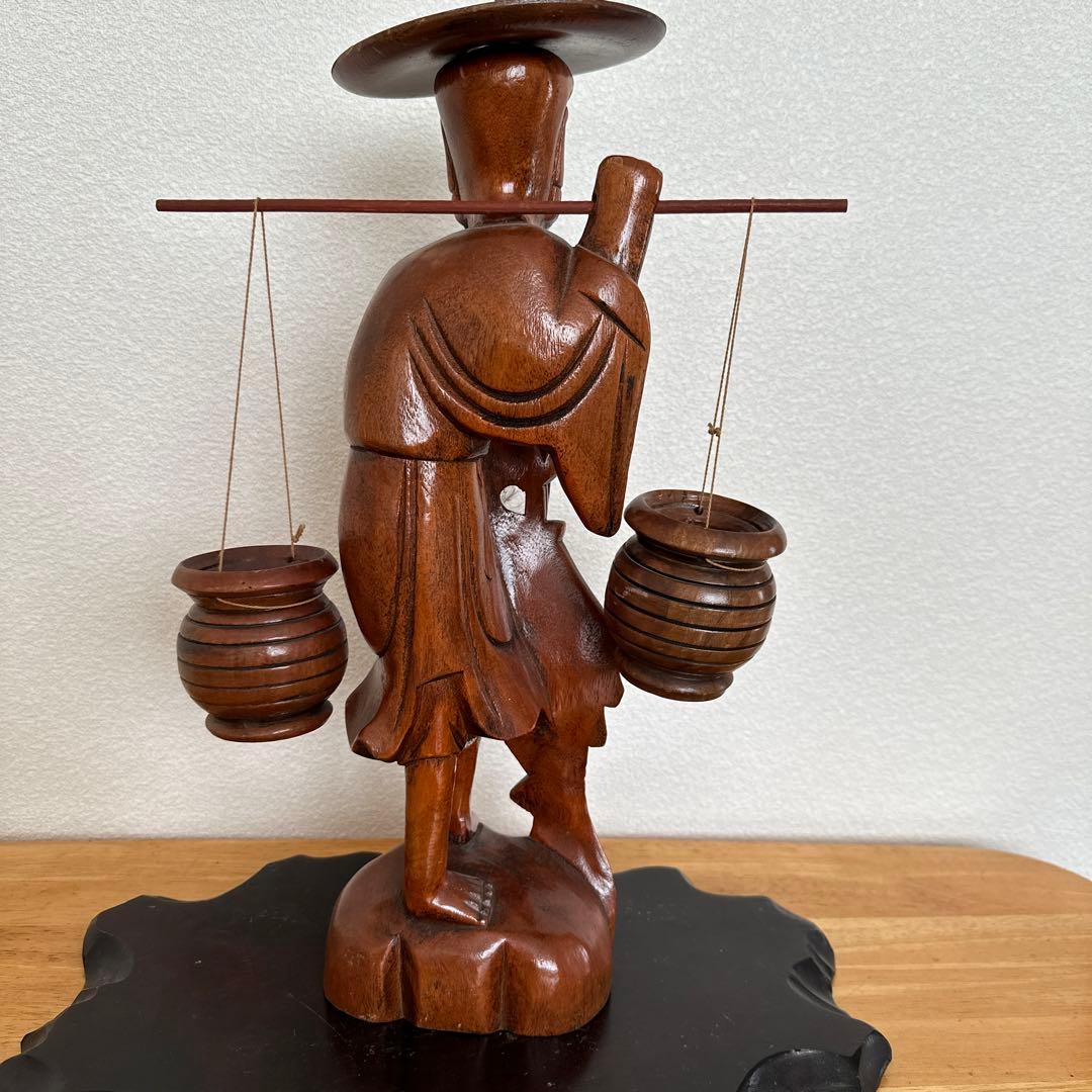木彫り置物 天秤棒を担ぐ老人 下台付き - メルカリ