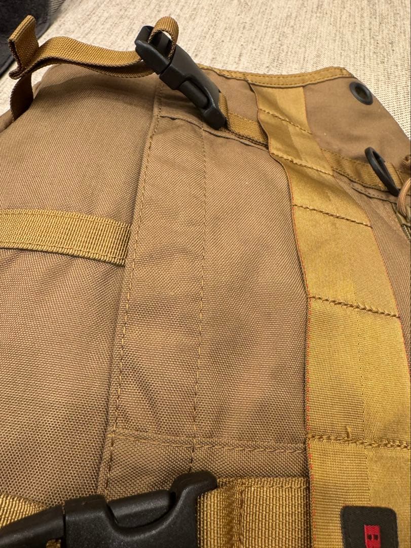 BRIEFING メッセンジャーバッグ ベージュの通販はau PAY マーケット