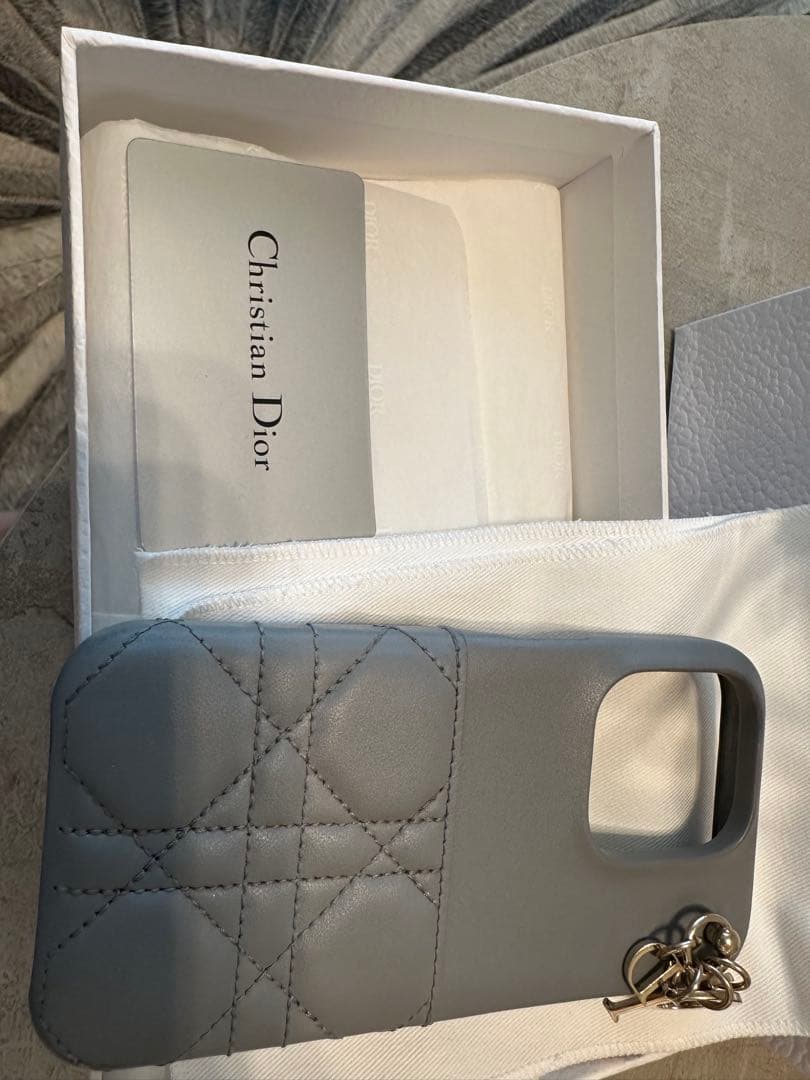 Christian Dior グレー iPhoneケース グレーのレザー製キルティング